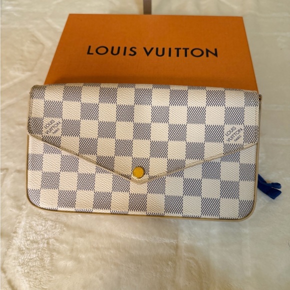 Louis Vuitton Pochette Félicie in Damier Azur canvas. - Picture 15 of 16